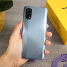 Realme 7 Pro Rueckseite in Hand