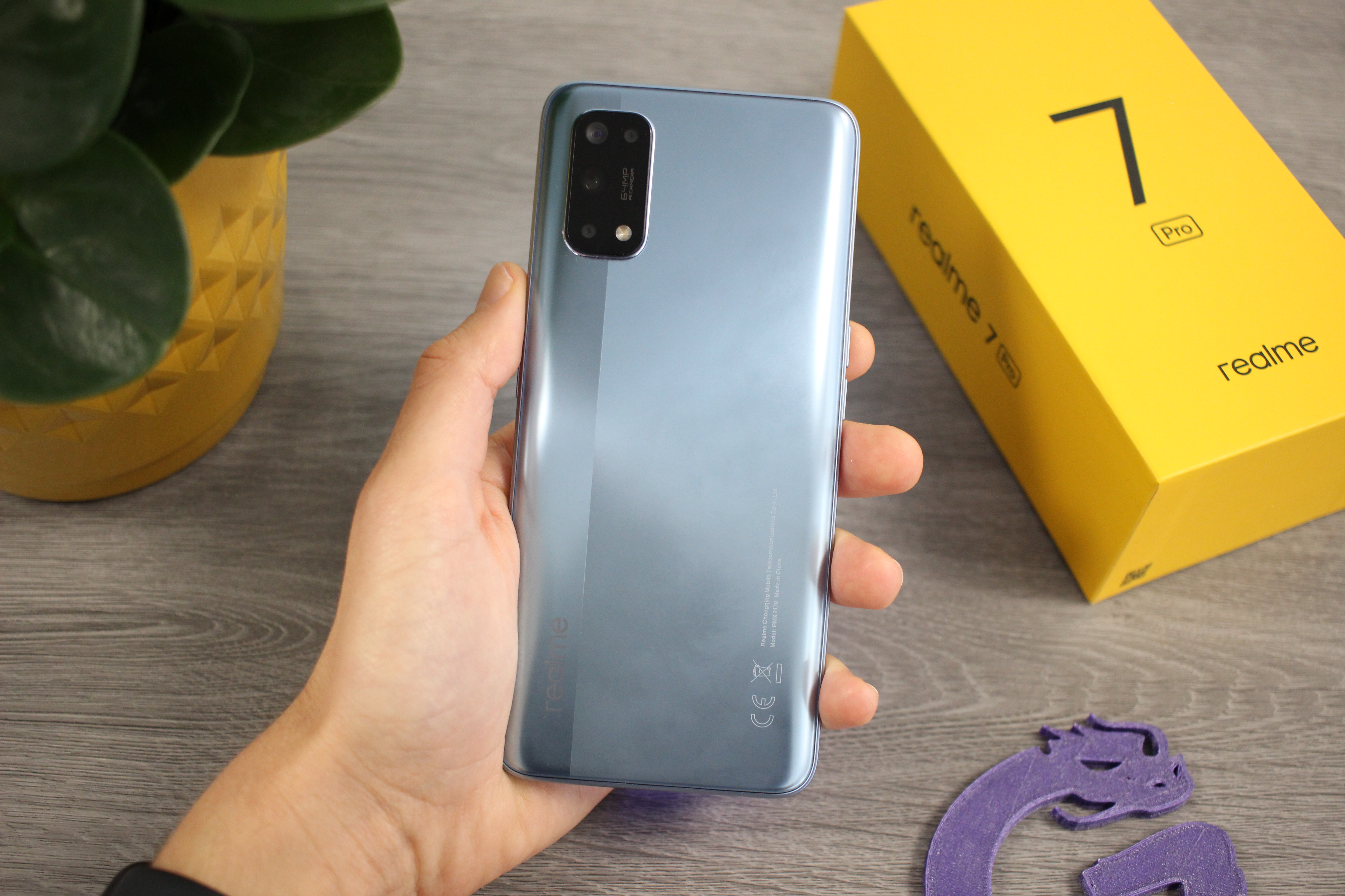 Realme 7 Pro Rueckseite in Hand