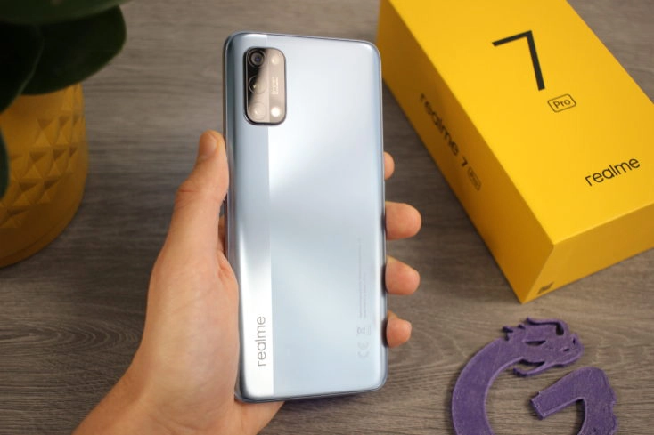 Realme 7 Pro Rueckseite in Hand Licht