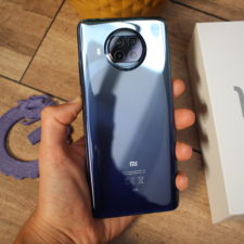 Xiaomi Mi 10T Lite Rueckseite in Hand