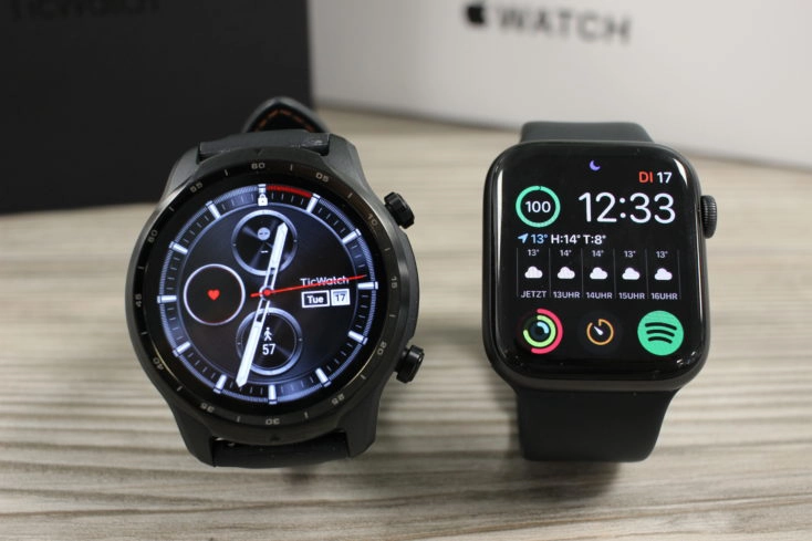 Apple Watch SE vs Ticwatch Pro 3 GPS Display Desgin