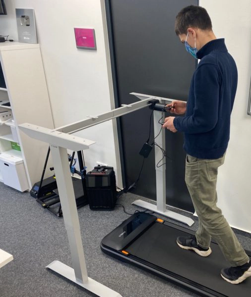 Urevo U1 Walkingpad Stehtisch Kombination im Einsatz