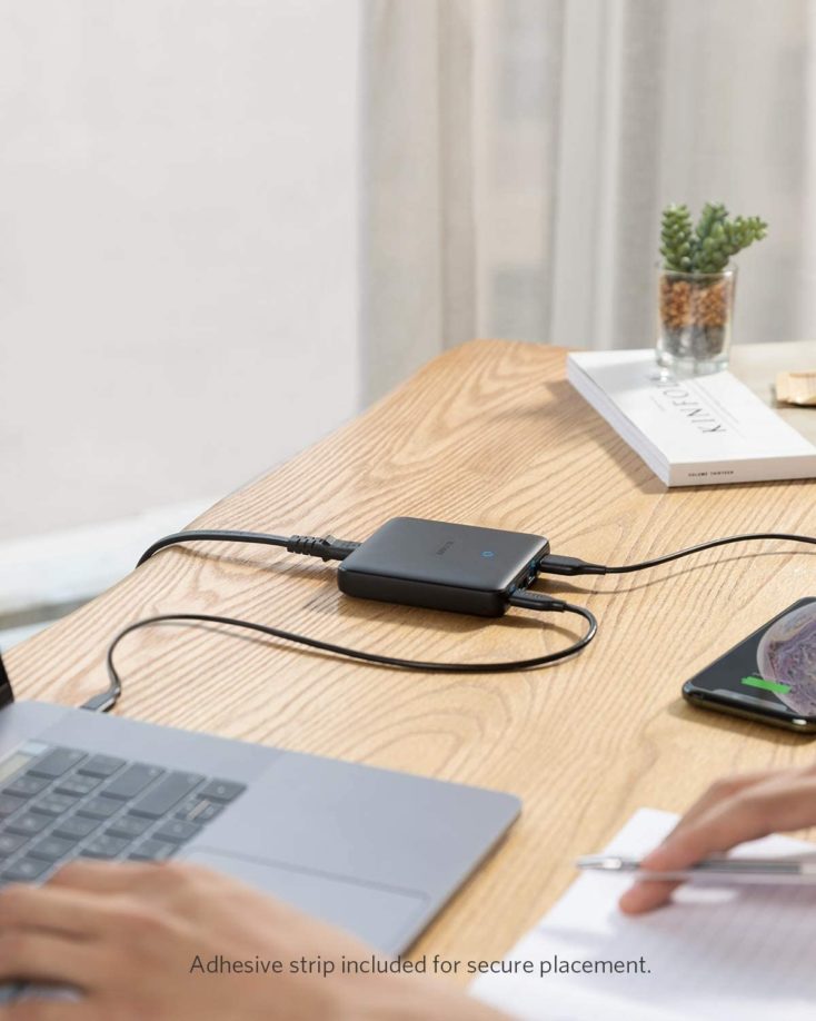 Anker PowerPort Atom III auf dem Schreibtisch