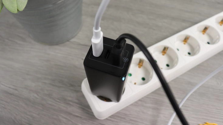 Baseus 65W USB-C Ladegeraet mit Kabel in Steckdose