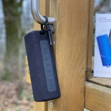 Xiaomi Mi Portable Bluetooth Lautsprecher aufgehangen