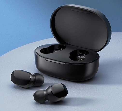 Mi True Wireless Earbuds Basic 2S Kopfhoerer auf dem Tisch