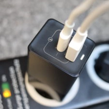 KUULAA 65W USB-C Ladegeraet Kabel angeschlossen