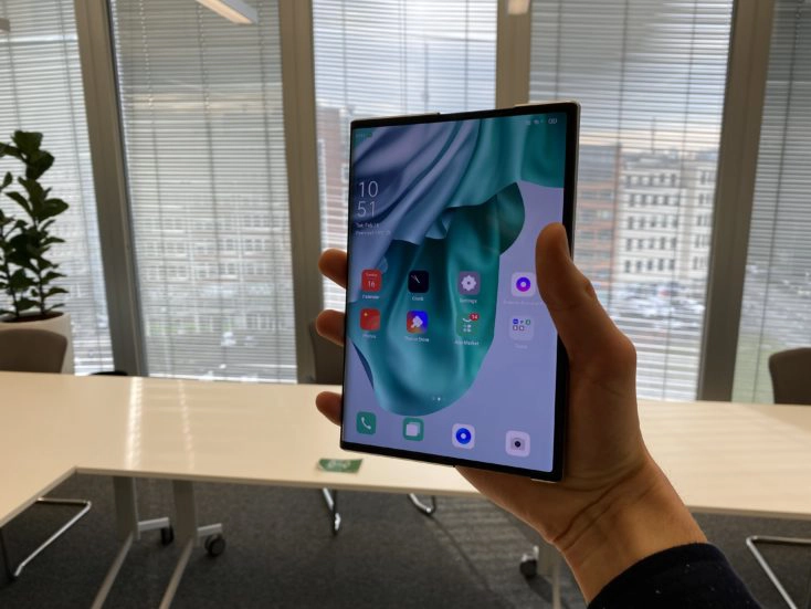 OPPO X 2021 Rollable Smartphone Display ausgefahren in Hand