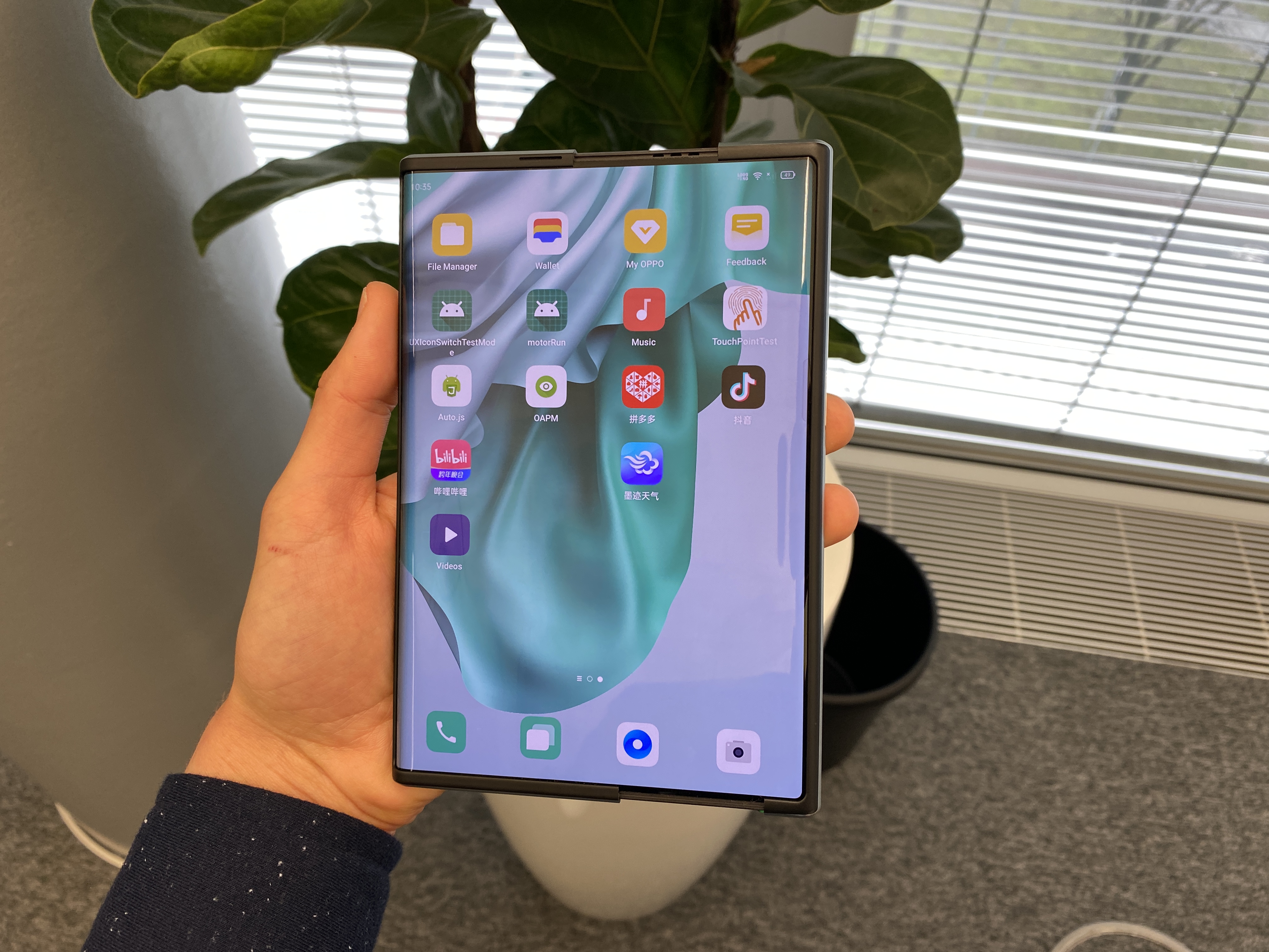 OPPO X 2021 Rollable Smartphone ausgefahrenes Display OPPO X 2021 Rollable Smartphone ausgefahrenes Display