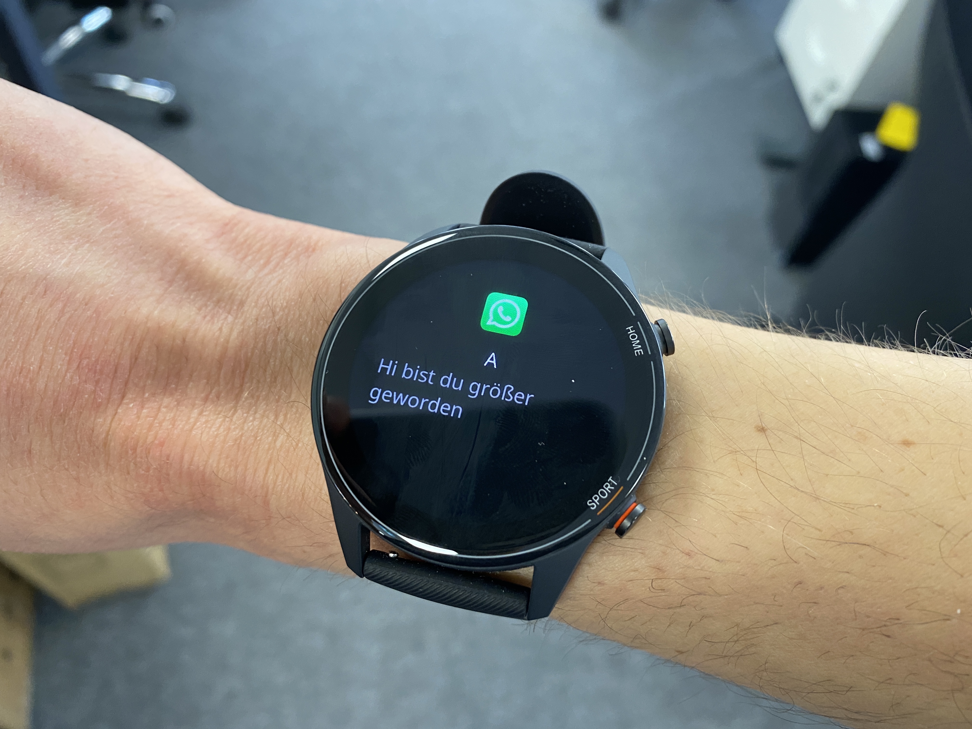 Xiaomi Mi Watch Xiaomis 1. Smartwatch mit Amazon Alexa im Test