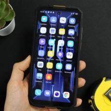 Oukitel WP10 Display in Hand