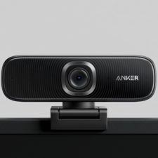 Anker PowerConf C300 Webcam auf dem Monitor