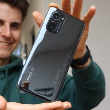 POCO F3 Smartphone Rueckseite Spiegel