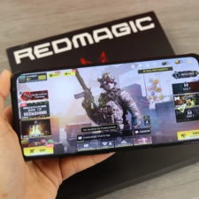 RedMagic 6 Gaming in Hand