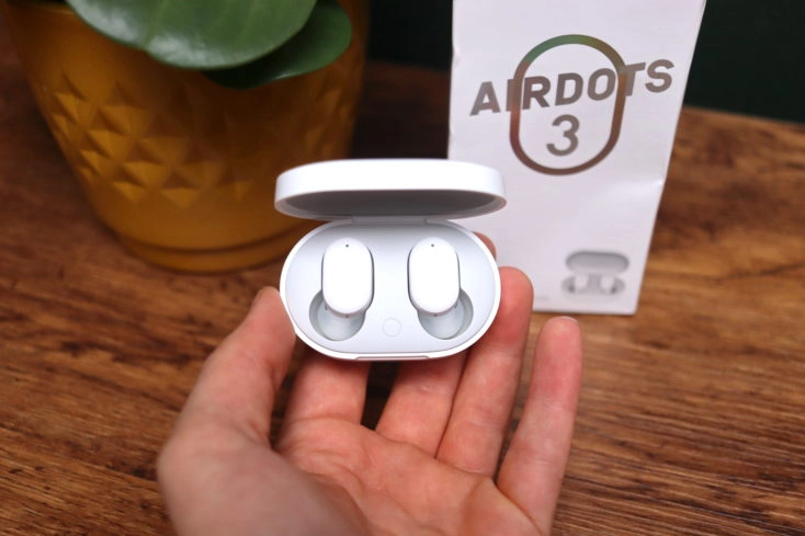 Redmi AirDots 3 in Ladeschale