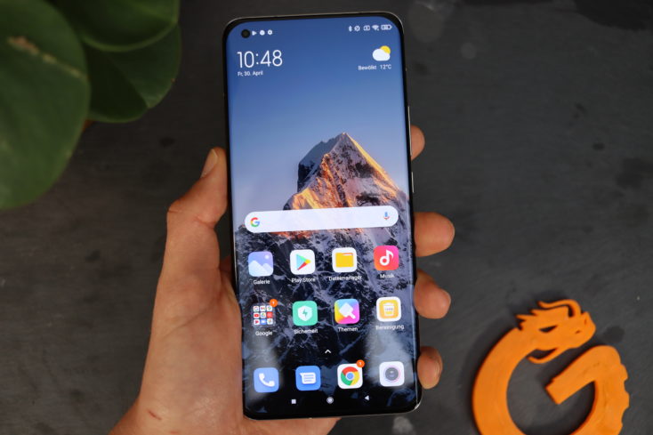 Xiaomi Mi 11 Ultra Smartphone Display in Hand
