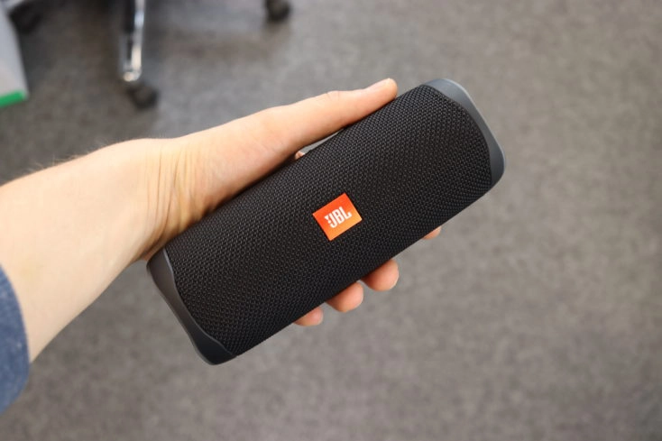 JBL Flip 5 Lautsprecher in der Hand