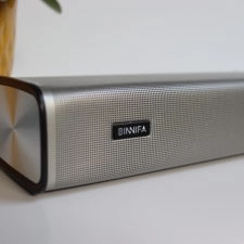 NINNIFA Live T1 Soundbar Logo auf Lochgitter