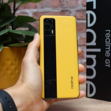 Realme GT Smartphone Rueckseite in Hand