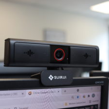 SUIRUI Webcam auf dem Monitor Beitragsbild