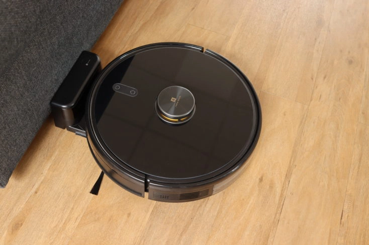 Realme TechLife Robot Vacuum an der Ladestation