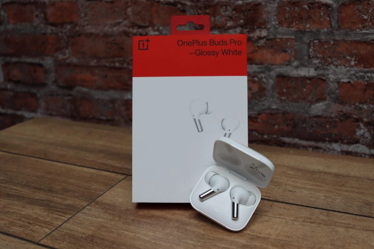 OnePlus Buds Pro Kopfhoerer mit Verpackung Frontal