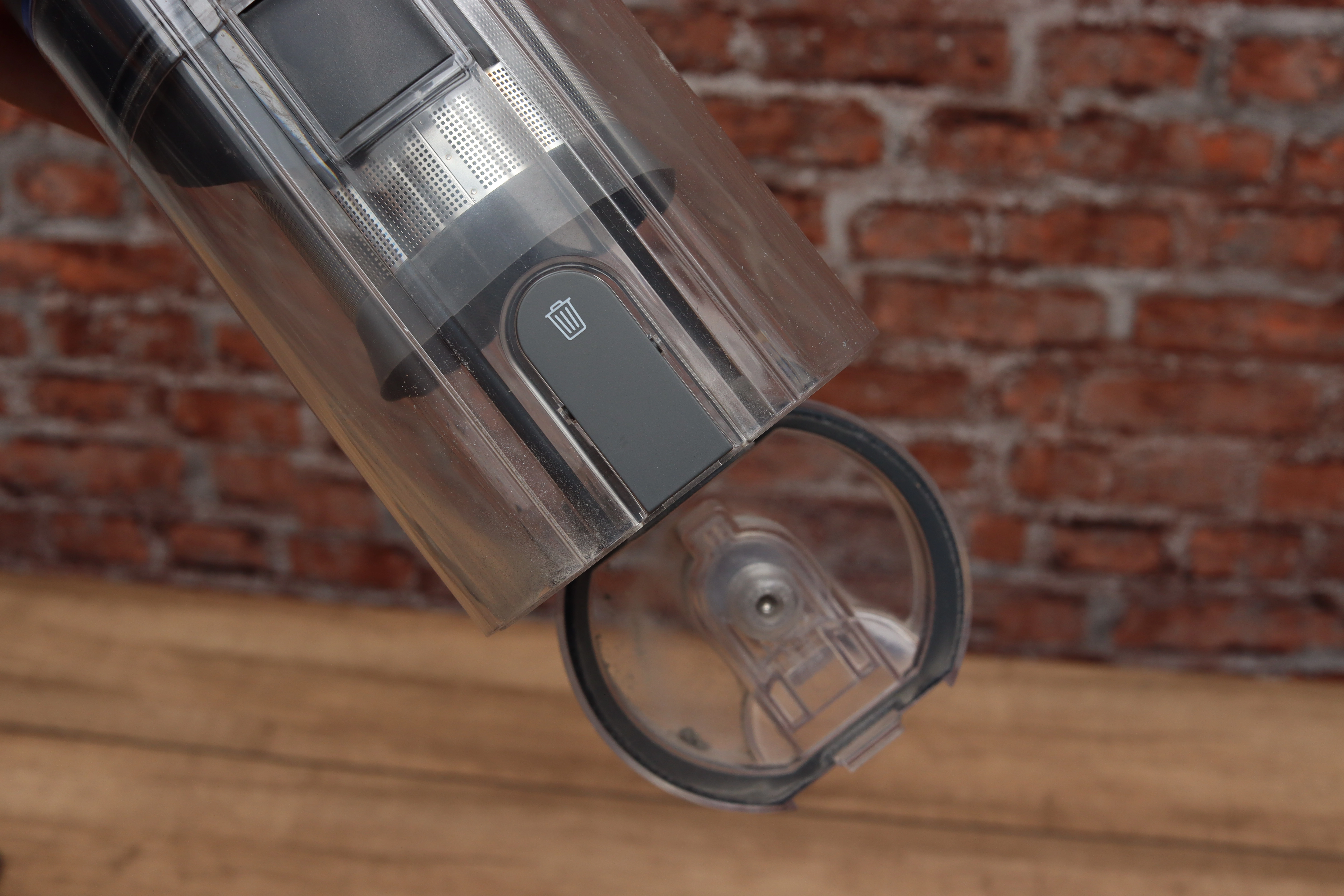 Trouver Power 12 Akkusauger ausleeren