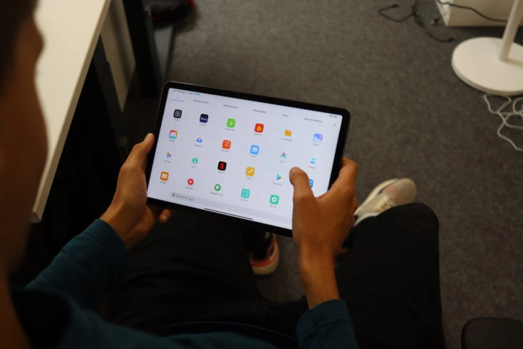 Xiaomi Mi Pad 5 Pro in Hand