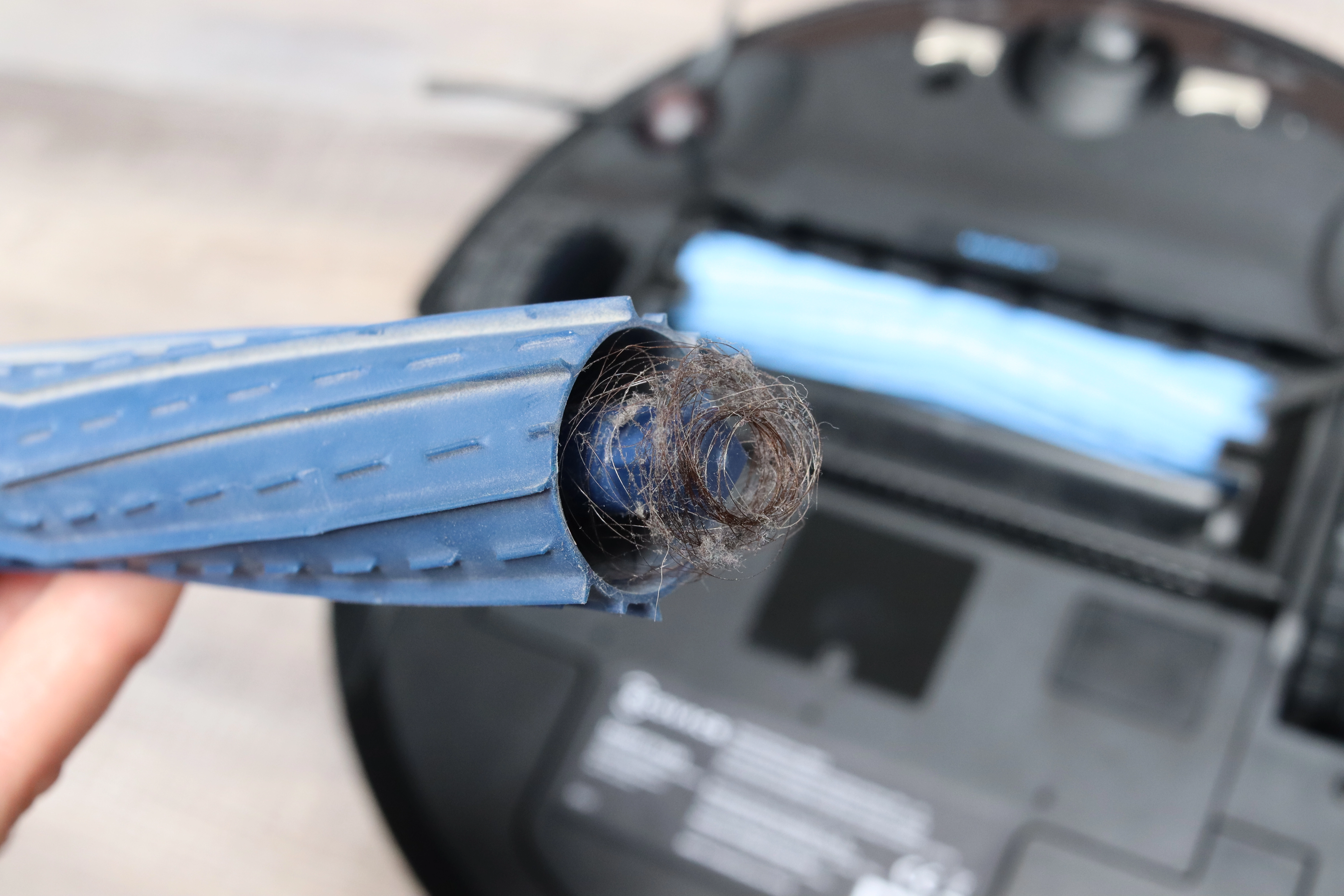 ECOVACS Deebot T9 AIVI Saugroboter Walze rausgenommen mit Haaren