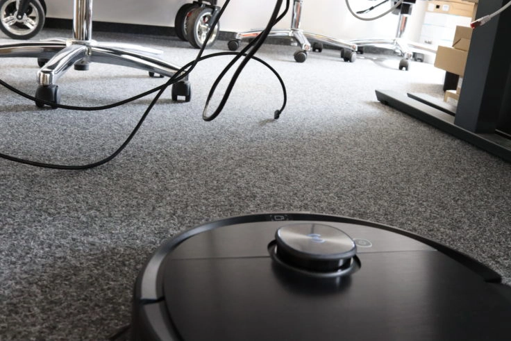 ECOVACS Deebot T9 AIVI Saugroboter haengende Kabel