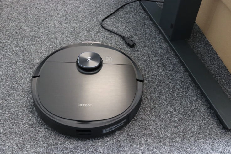 ECOVACS Deebot T9 AIVI Saugroboter vor Kabel