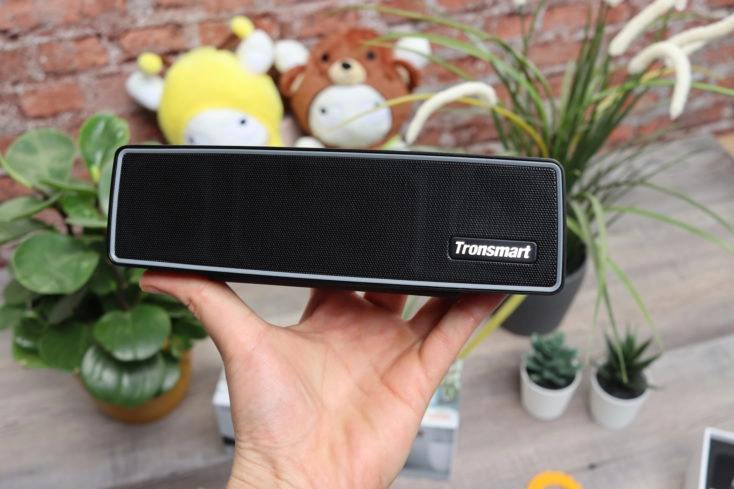 Tronsmart Studio in Hand