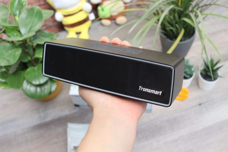 Tronsmart Studio in Hand seitlich