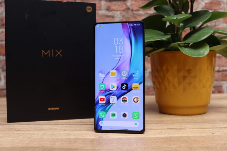 Xiaomi Mix 4 Smartphone stehend