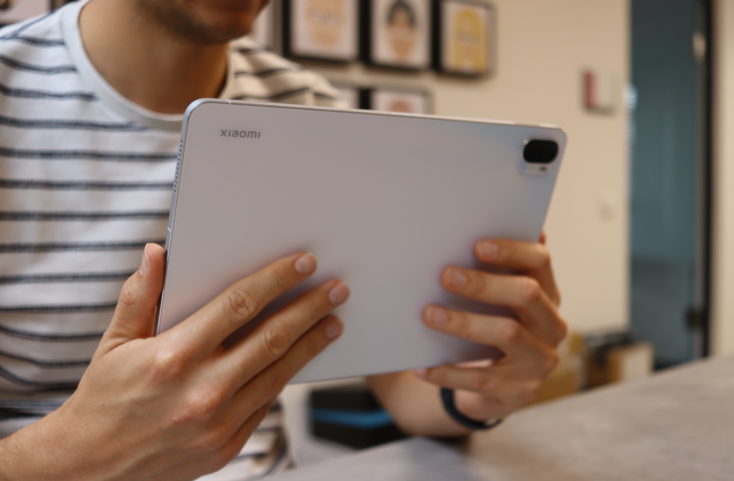 Xiaomi Pad 5 Tablet Rueckseite in hand