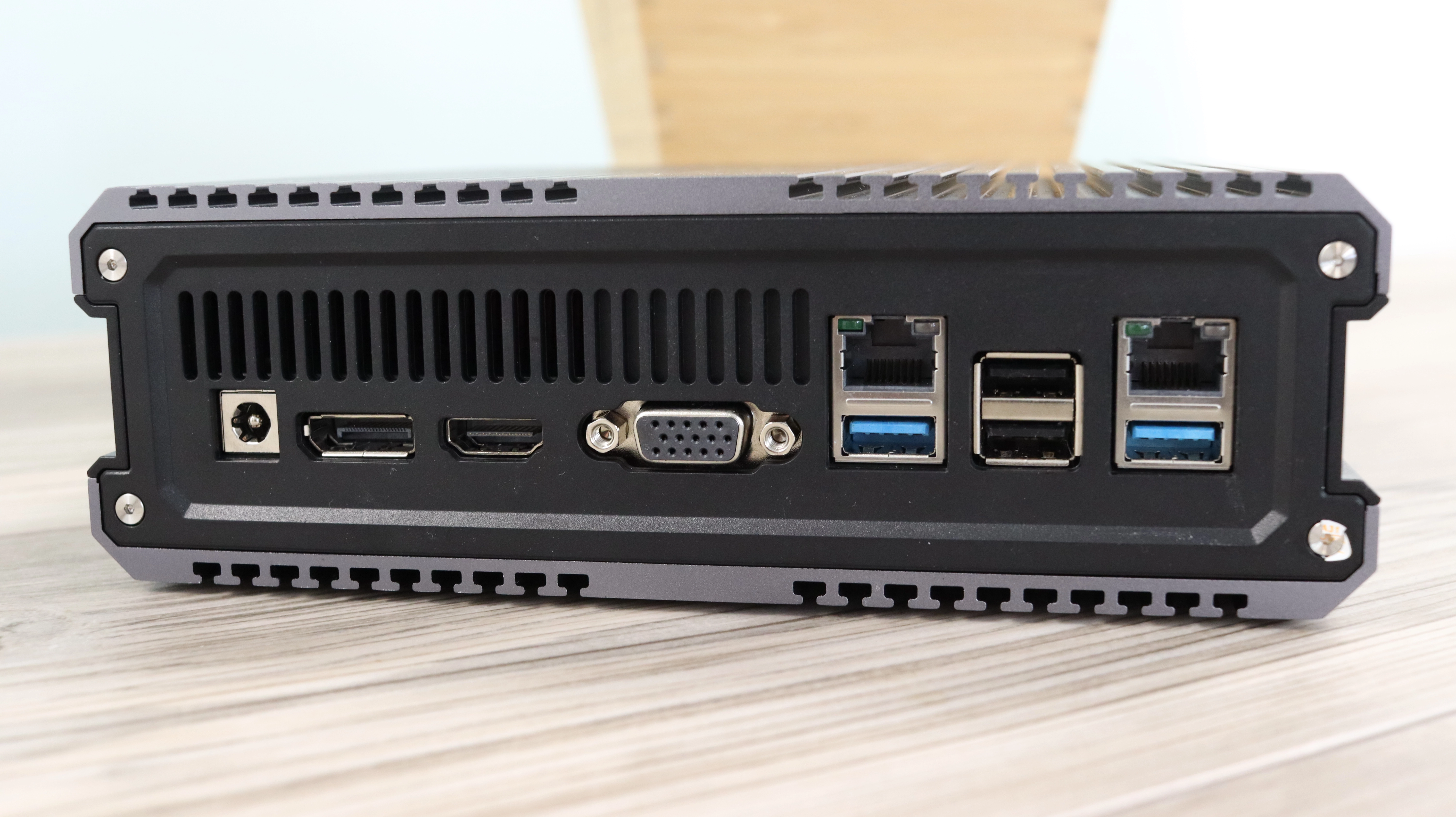 CHUWI RZBOX Mini PC Anschluesserueckseite CHUWI RZBOX Mini-PC Anschluesserueckseite