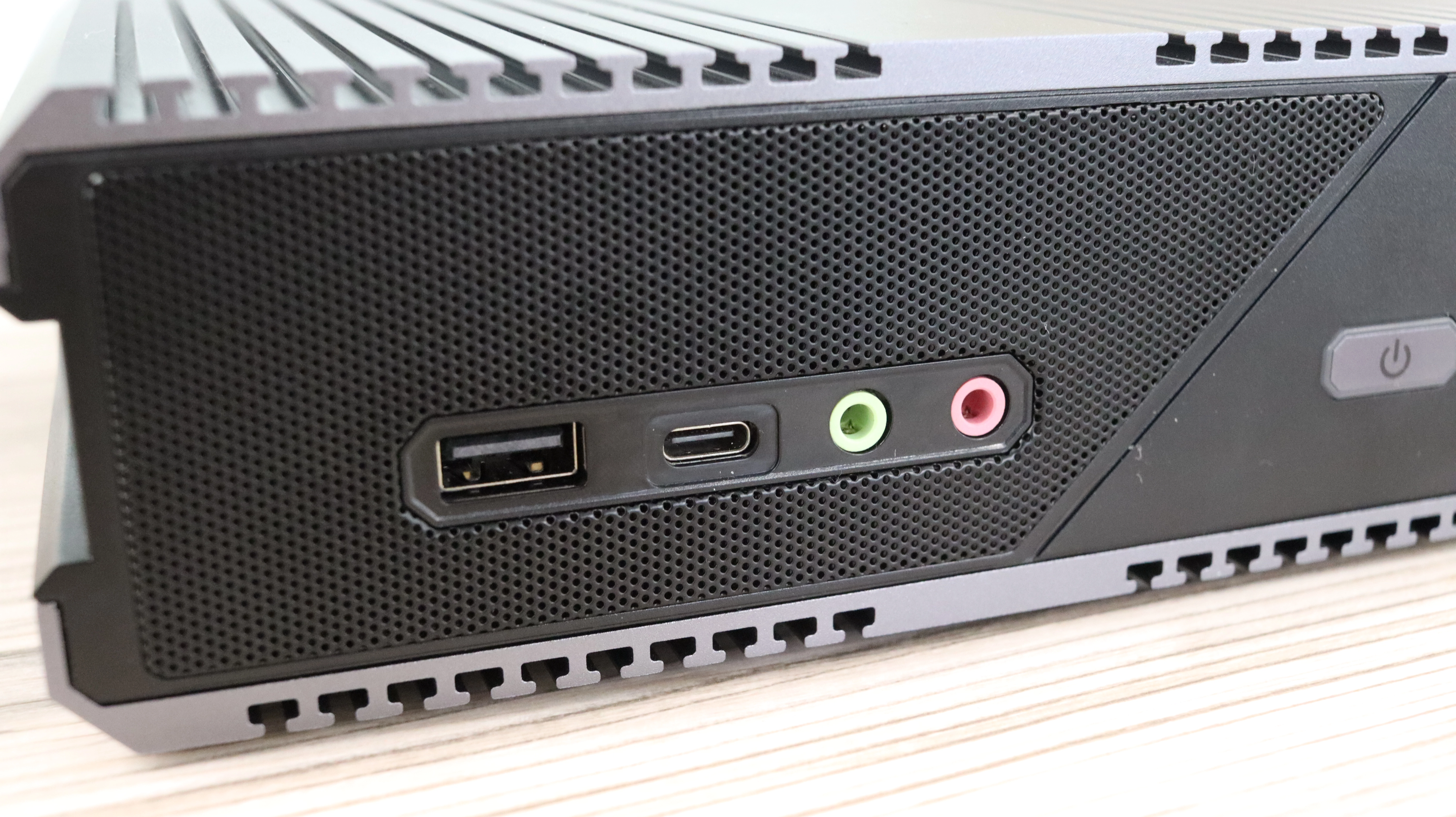 CHUWI RZBOX Mini PC Frontanschluesse CHUWI RZBOX Mini-PC Frontanschluesse