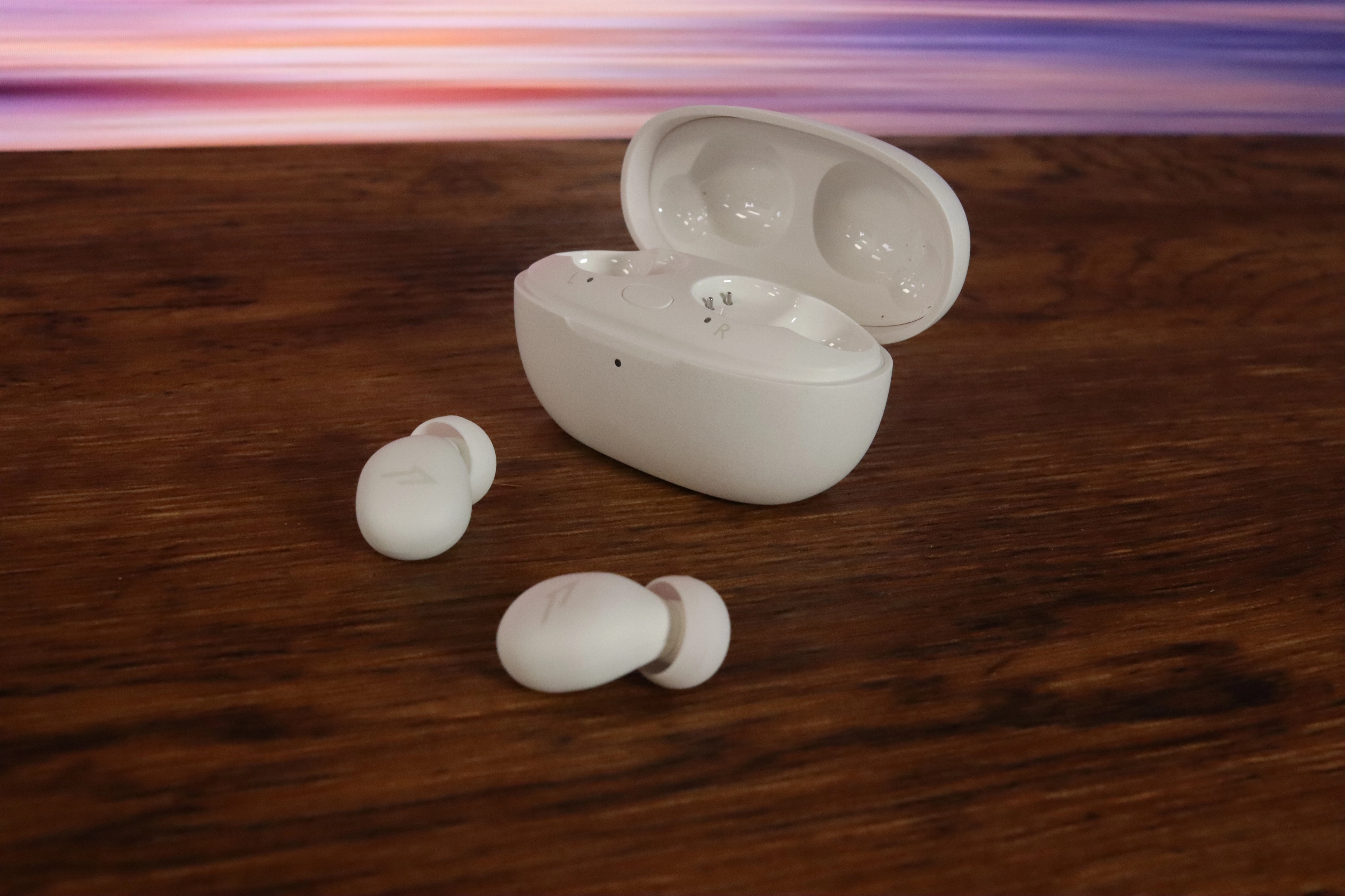 1MORE ComfoBuds Z neben dem Case