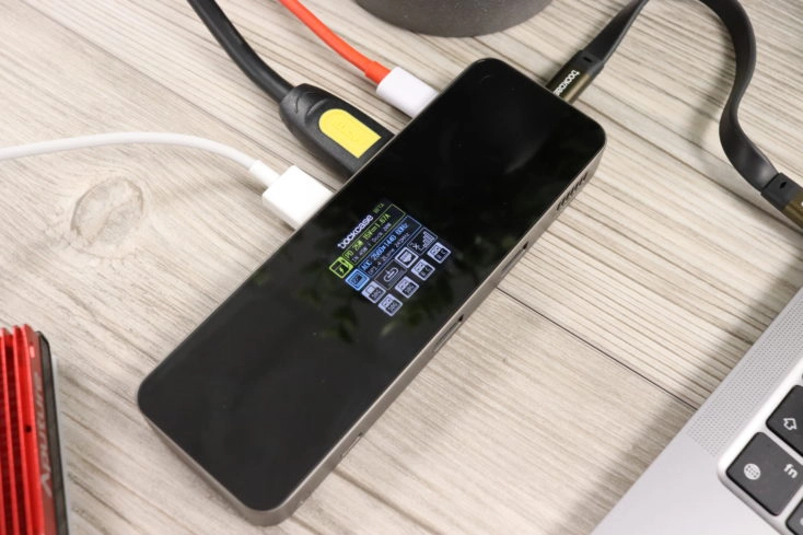 DOCKCASE USB-C Hub angeschlossen