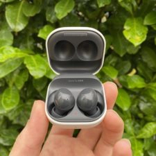 Samsung Galaxy Buds 2 in Ladeschale