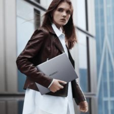HUAWEI MateBook Pro X 2022 Notebook in der Hand