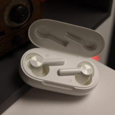 OnePlus Buds Z2 Kopfhörer von der Seite