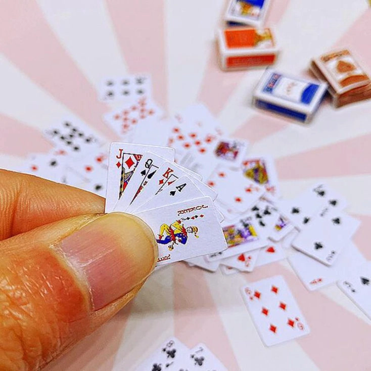 kleines Pokerdeck Karten in Hand