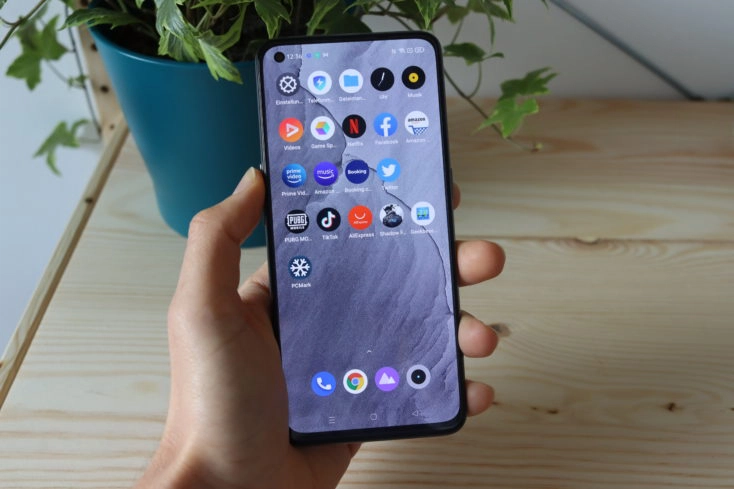 realme GT Master Edition Display in Hand