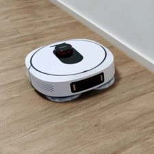 ROIDMI EVA Saugwischroboter beim Wischen Beitragsbild