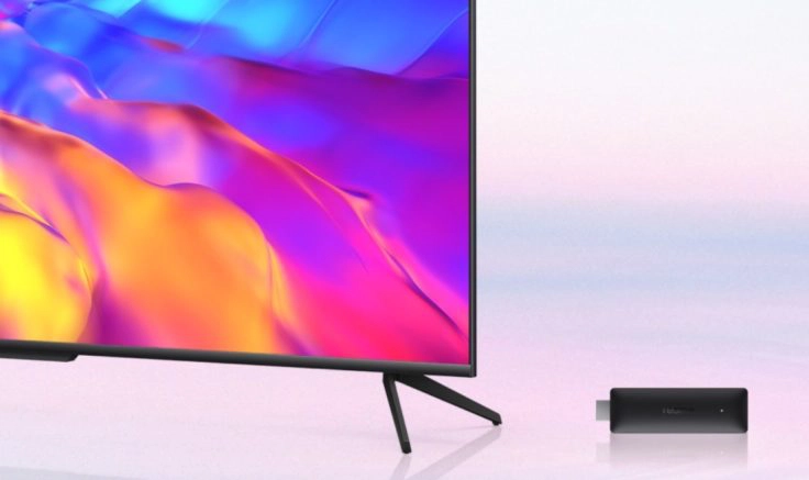 realme 4K Smart TV Stick neben dem Fernseher