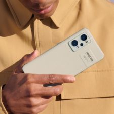 realme GT 2 Smartphone Rueckseite in Hand