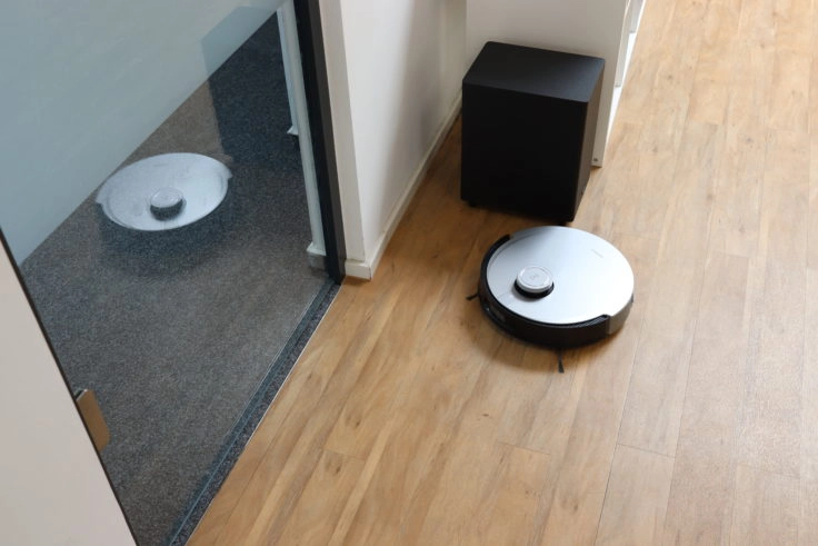 ECOVACS DEEBOT X1 OMNI Saugroboter Glastuer