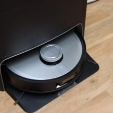 ECOVACS DEEBOT X1 OMNI Saugroboter in der Station