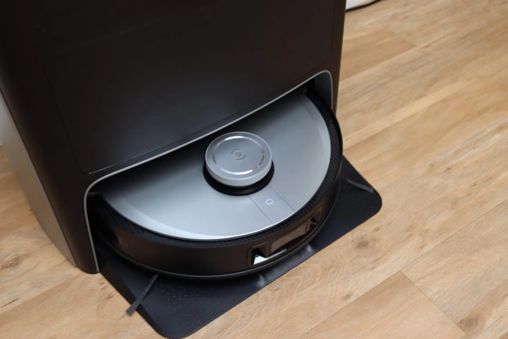 ECOVACS DEEBOT X1 OMNI Saugroboter in der Station